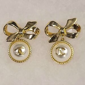 VINTAGE CHANEL CC 18K GOLD PLATED BOW EARRINGS WITH CC ON FAUX PEARL STUD STYLE